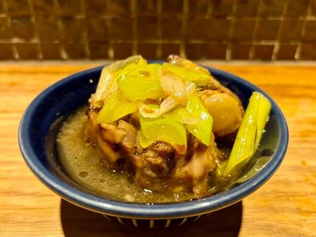 키타신치 야마가타야의 파를 올린 우려낸 소고기 뼈 스프