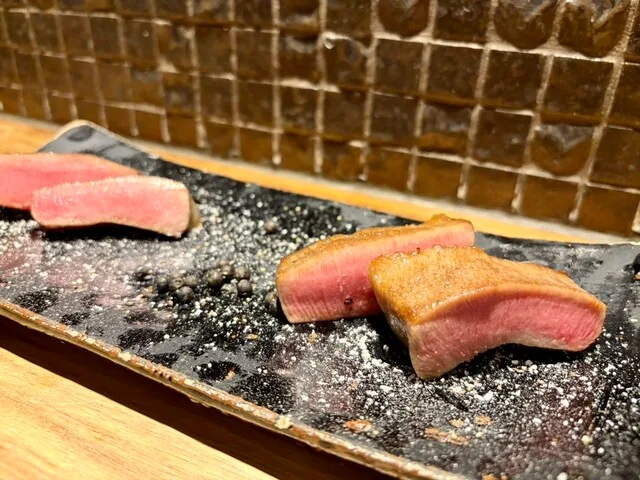 키타신치 야마가타야의 긴 접시에 담긴 겉을 익힌 고기