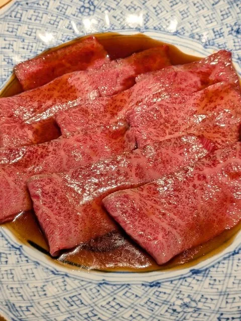 키탄 인의 접시에 펼쳐 담은 얇은 양념 소고기