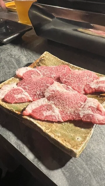 페고파의 사각 접시에 담긴 마블링 있는 등심