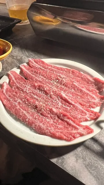 페고파의 흰 접시에 부채꼴로 펼친 얇은 채끝등심