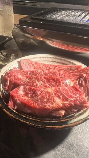 페고파의 불판 앞 접시에 담긴 두툼한 소고기