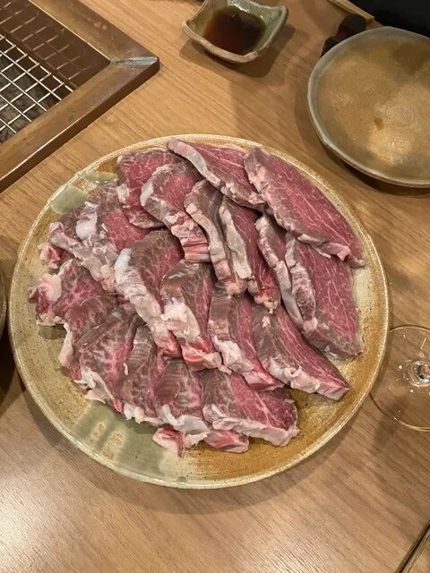 한조우의 접시에 쌓아 담은 얇게 썬 소고기