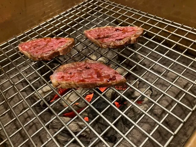한조우의 숯불 석쇠 위에서 굽는 소고기 세 조각
