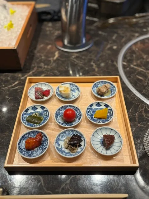 no 29의 작은 접시 아홉 개로 구성한 전채 모둠