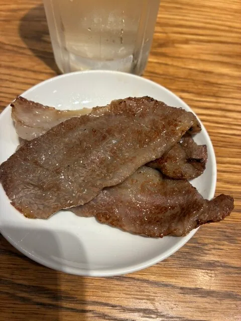 니쿠노 텐마야 카구라테이의 작은 접시에 담긴 구운 와규 등심