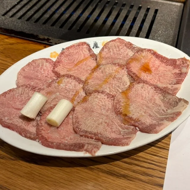 니쿠노 텐마야 카구라테이의 대파를 곁들여 넓게 펼친 얇은 우설
