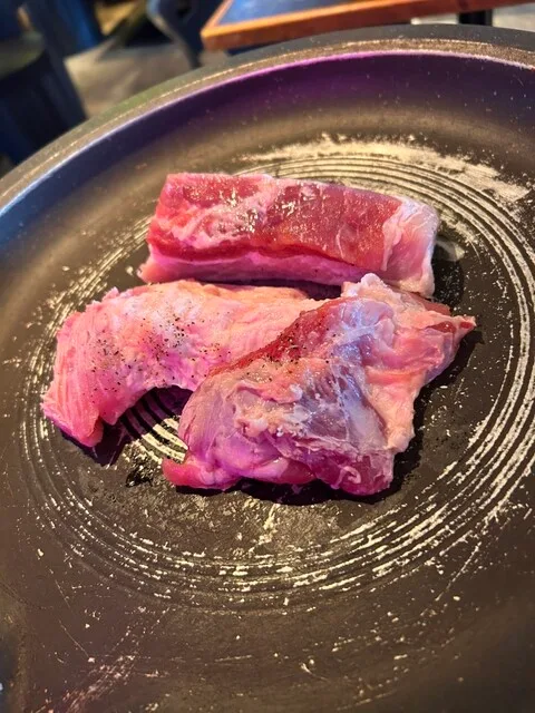 삼겹살 한식 바부 우메다점의 불판 위에 올린 두툼한 돼지고기