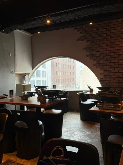 삼겹살 한식 바부 우메다점의 둥근 창가에 배치된 테이블 좌석