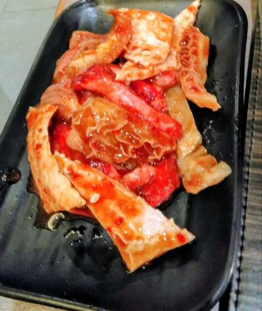 야키니쿠 키즈나 츠루하시혼텐의 붉은 양념을 버무린 내장 모둠