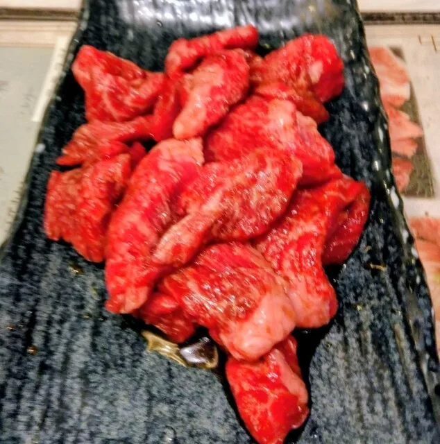 야키니쿠 키즈나 츠루하시혼텐의 검은 접시에 담긴 양념 소고기