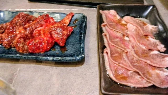 야키니쿠 키즈나 츠루하시혼텐의 두 접시에 나눠 담은 구이용 고기