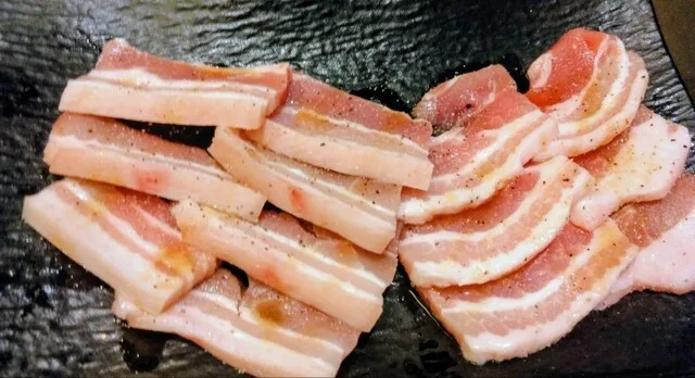 야키니쿠 키즈나 츠루하시혼텐의 검은 접시에 담긴 삼겹살