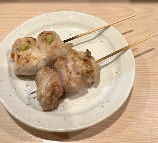 모에요 멘스케의 노릇하게 구운 고기 꼬치 두 개