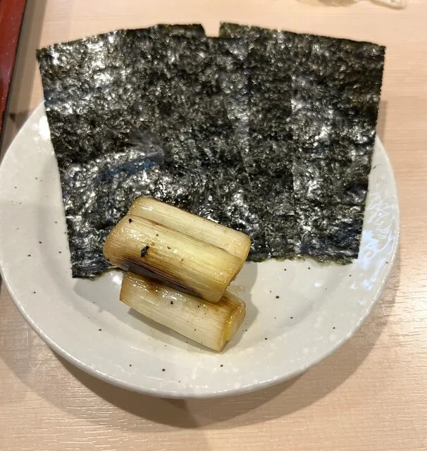 모에요 멘스케의 별도 접시에 담긴 김과 구운 대파