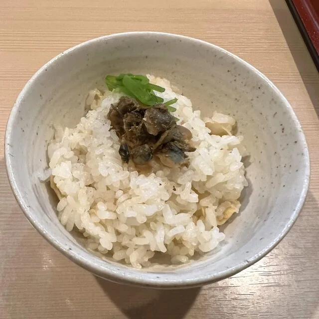 모에요 멘스케의 고명을 올린 작은 밥그릇