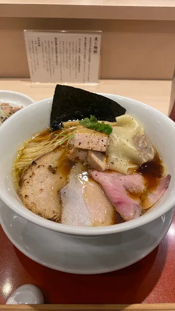 무기토 멘스케의 김과 여러 고기 토핑을 올린 라멘