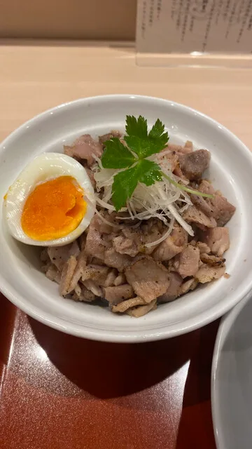 무기토 멘스케의 반숙 달걀과 채 썬 파를 올린 고기 덮밥