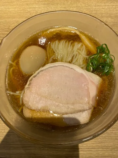 중화 소바 무겐의 위에서 본 차슈와 달걀, 파가 담긴 라멘