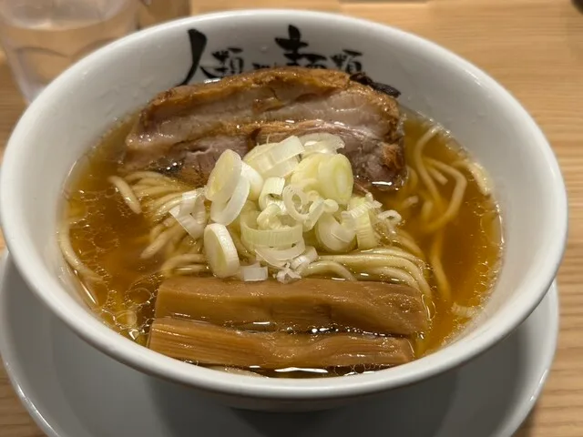 진루이미나 면류의 차슈와 굵은 죽순 토핑이 보이는 라멘 근접 사진