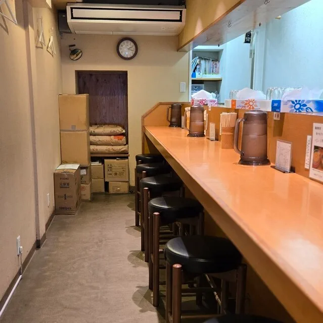 추우카 소바 우에마치의 일렬로 배치된 나무 카운터 좌석