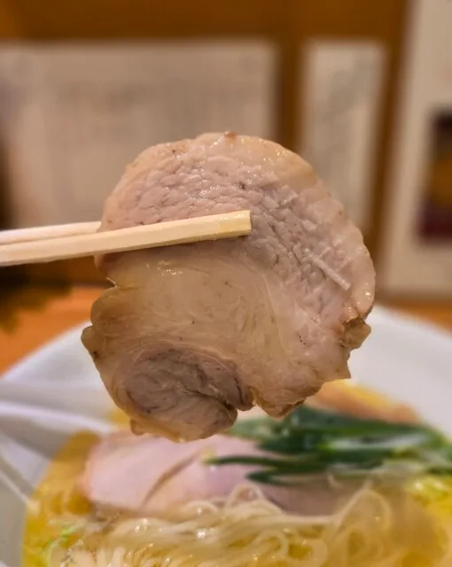 추우카 소바 우에마치의 젓가락으로 들어 올린 라멘의 차슈