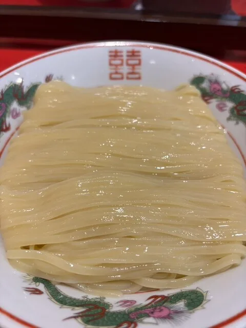 카도야 식당 소혼텐의 무늬 접시에 가지런히 담은 면