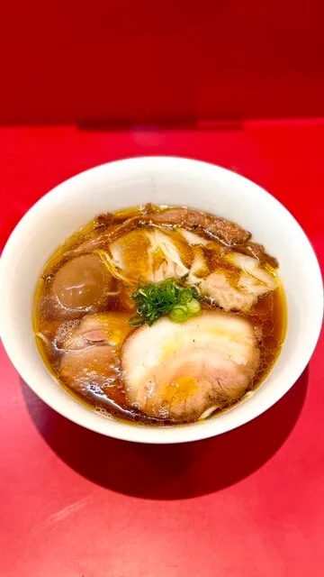 카도야 식당 소혼텐의 붉은 카운터 위에 놓인 차슈 라멘