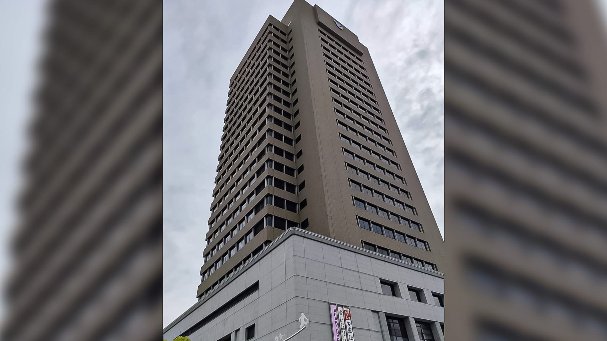 오사카 야경 명소 중 하나인 히가시오사카 시청의 외관