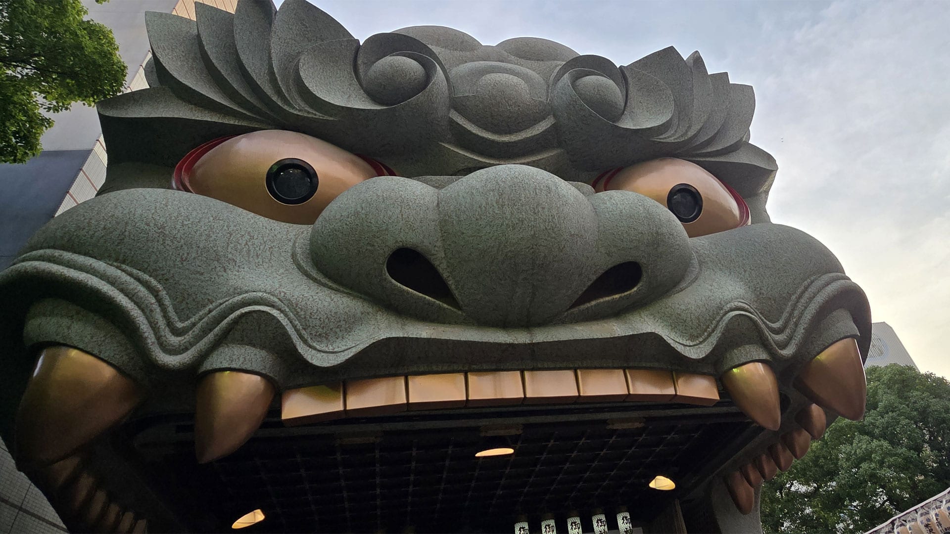 난바 야사카 진자의 거대한 사자머리 전각